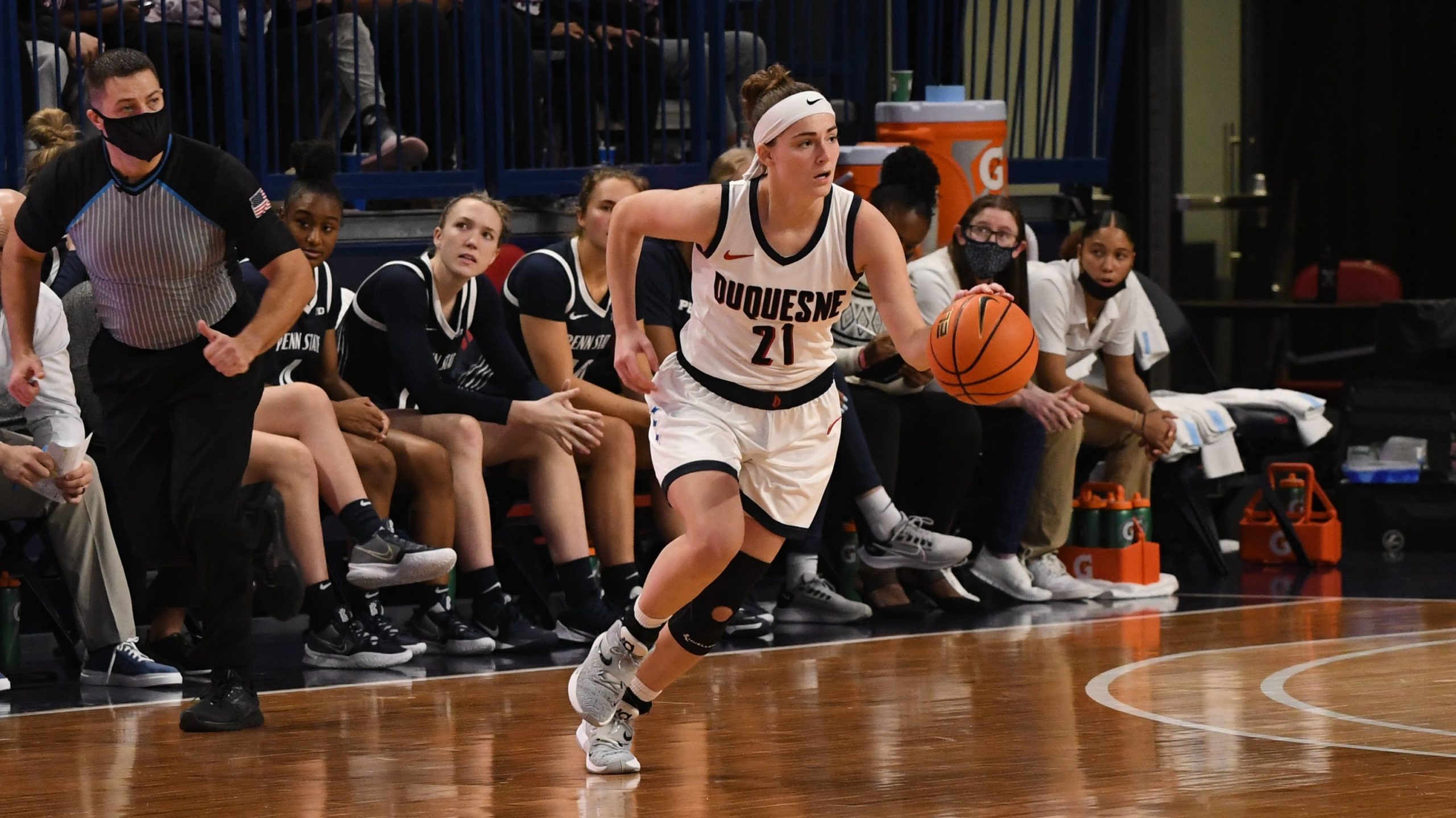 Libby Bazelak aggressively dribbles from the slot to the key