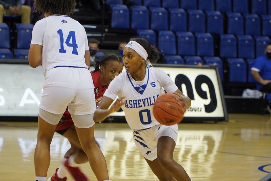 Nadiria Evans drives over a screen while her defender fights to get around the screening teammate