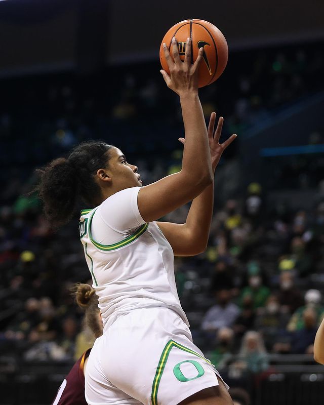 Nyara Sabally goes up with one hand for a layup