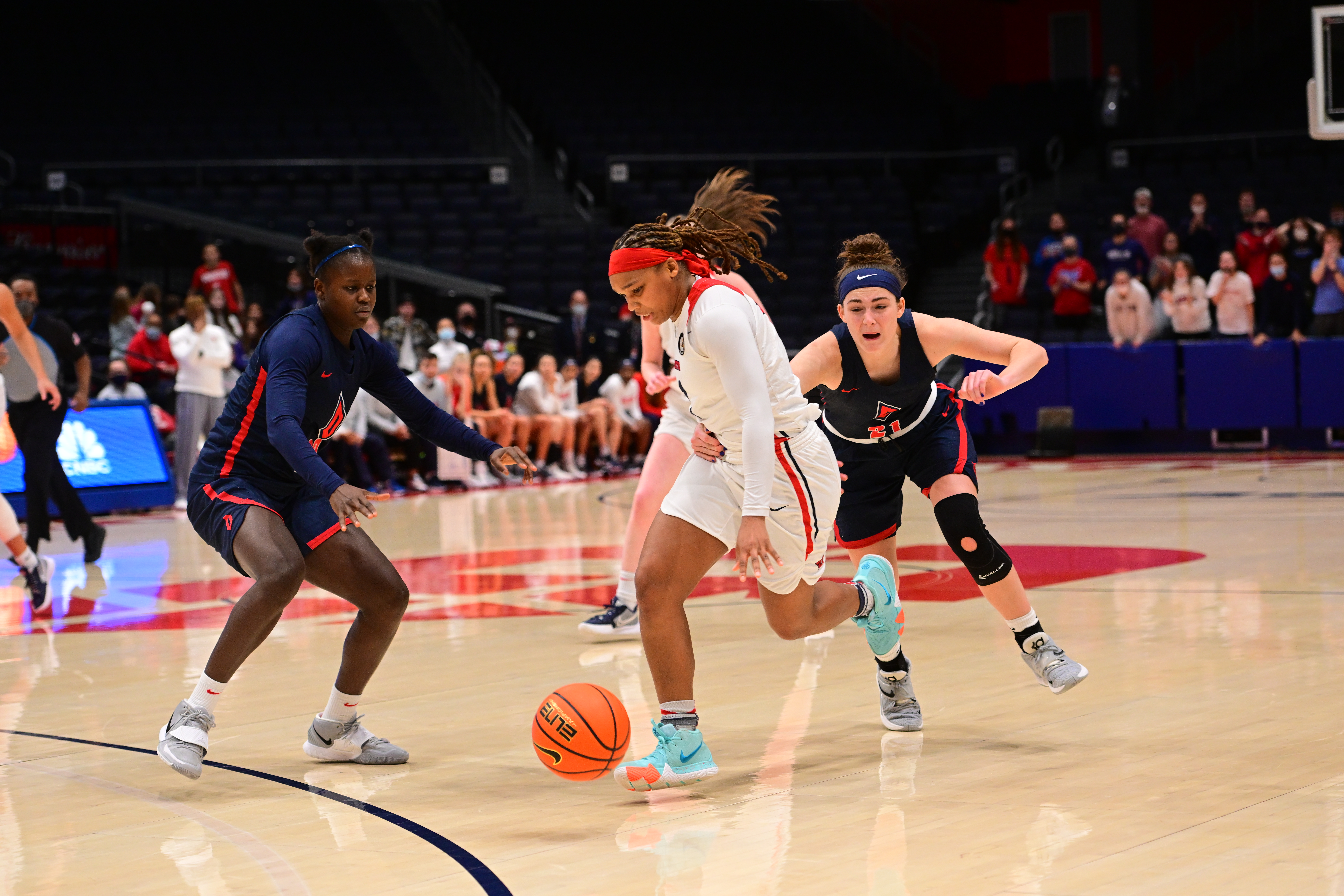 Araion Bradshaw goes against Duquesne defenders on Feb. 2, 2022.