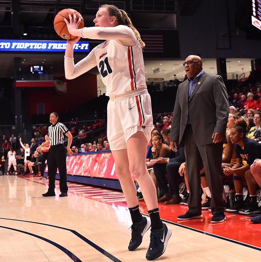 Dayton Flyers off-ball guard Erin Whalen begins to rise for a corner three