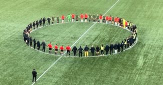 Pregame circle in Portland to honor Katie Meyer. (Annie Peterson photo)