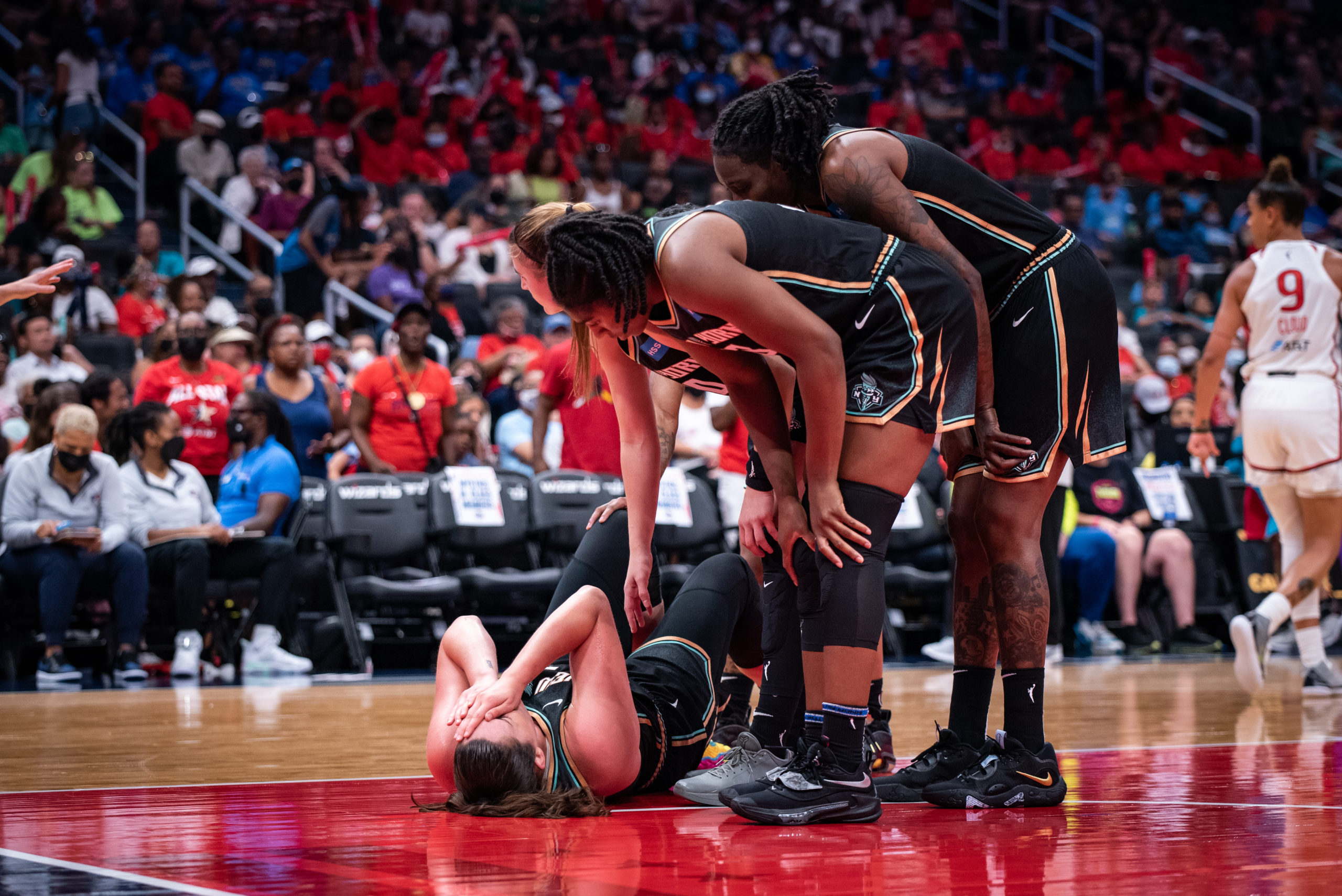 The New York Liberty make sure center Stefanie Dolson is all right after a hard fall during a game at Capital One Arena in Washington, D.C., on July 21, 2022. (Photo credit: Domenic Allegra)