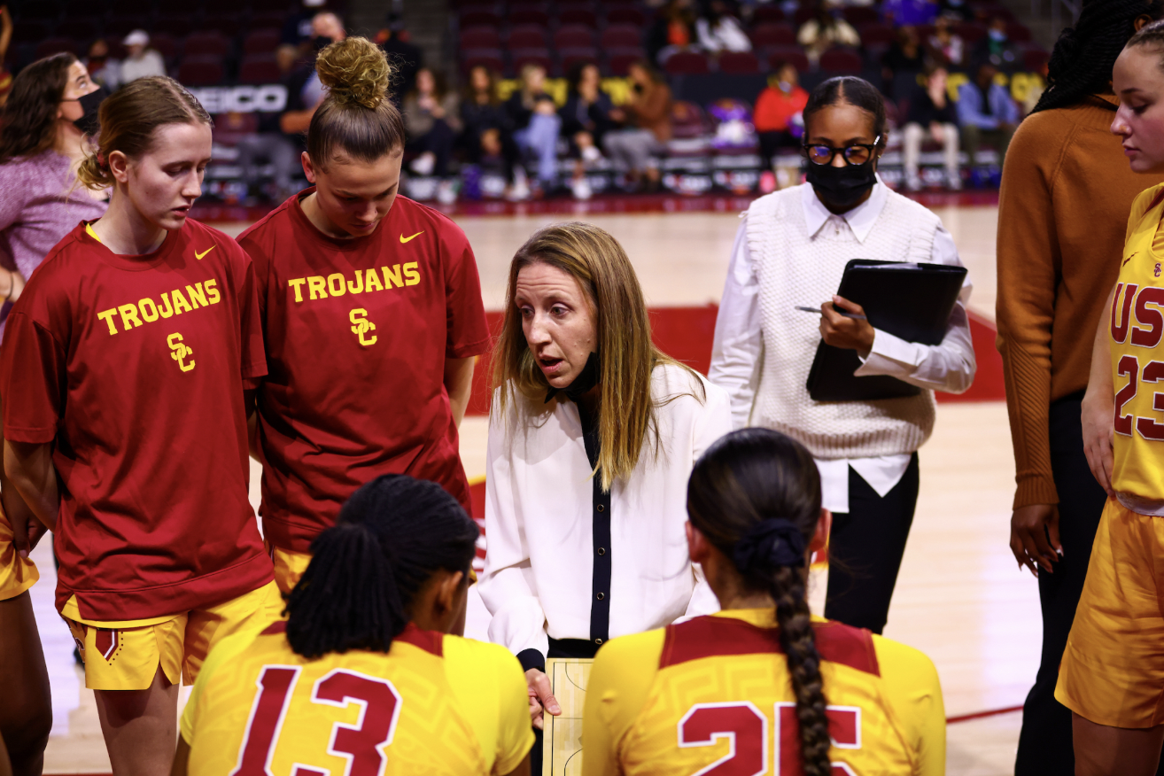 Head Coach Lindsay Gottlieb and her USC squad will look to improve the 2022-23 season with a roster full of new faces. (Photo credit: Jenny Chuang/USC Athletics.)