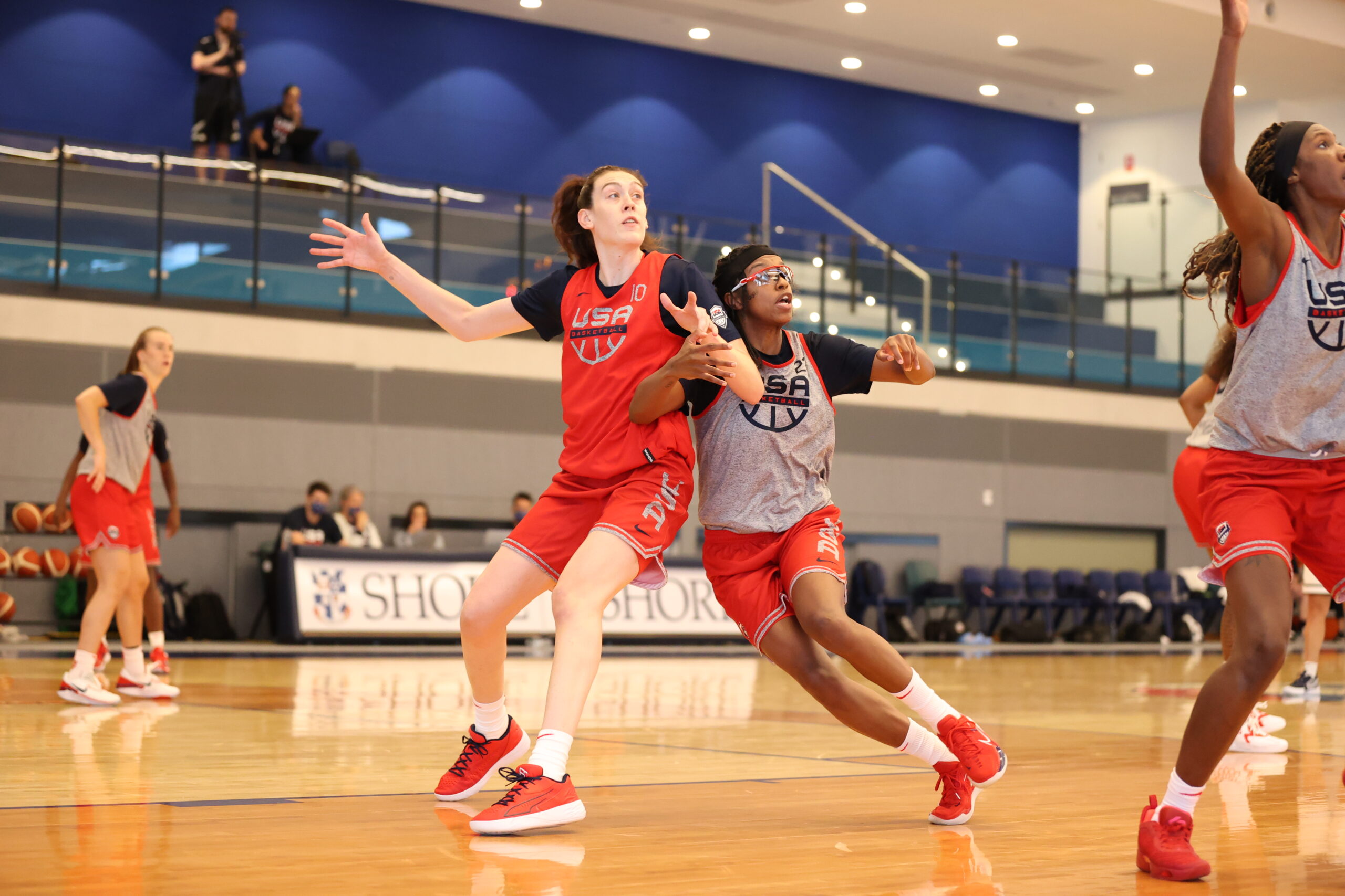 Breanna Stewart boxes out Diamond DeShields during a Team USA practice.