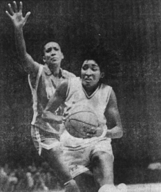 Anita Ortega runs past Liz Galloway in a 1979 WBL matchup between the San Francisco Pioneers and Chicago Hustle