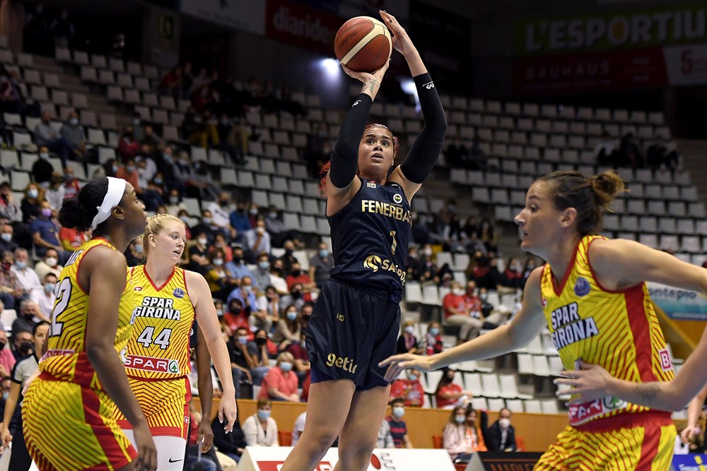 Amanda Zahui (1, Fenerbahce) shoots while three Spar Girona players defend or go for the rebound.