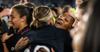Crystal Dunn celebrates the Portland Thorns' championship with an embrace on October 29, 2022. (Domenic Allegra photo)