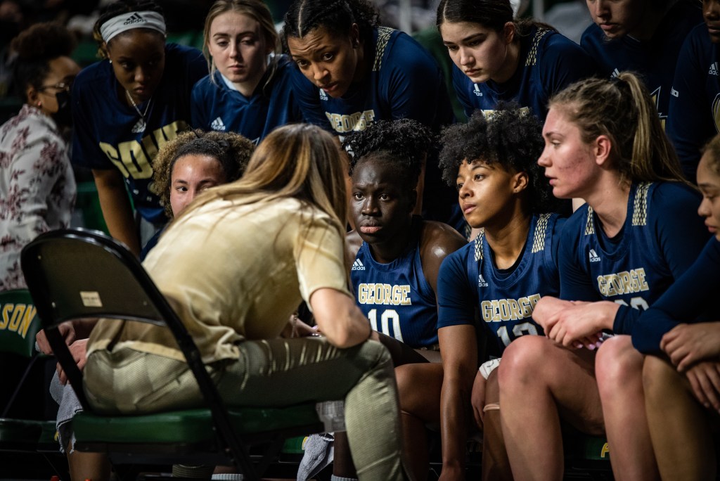 George Washington huddles during a timeout against George Mason on January 29, 2022. 