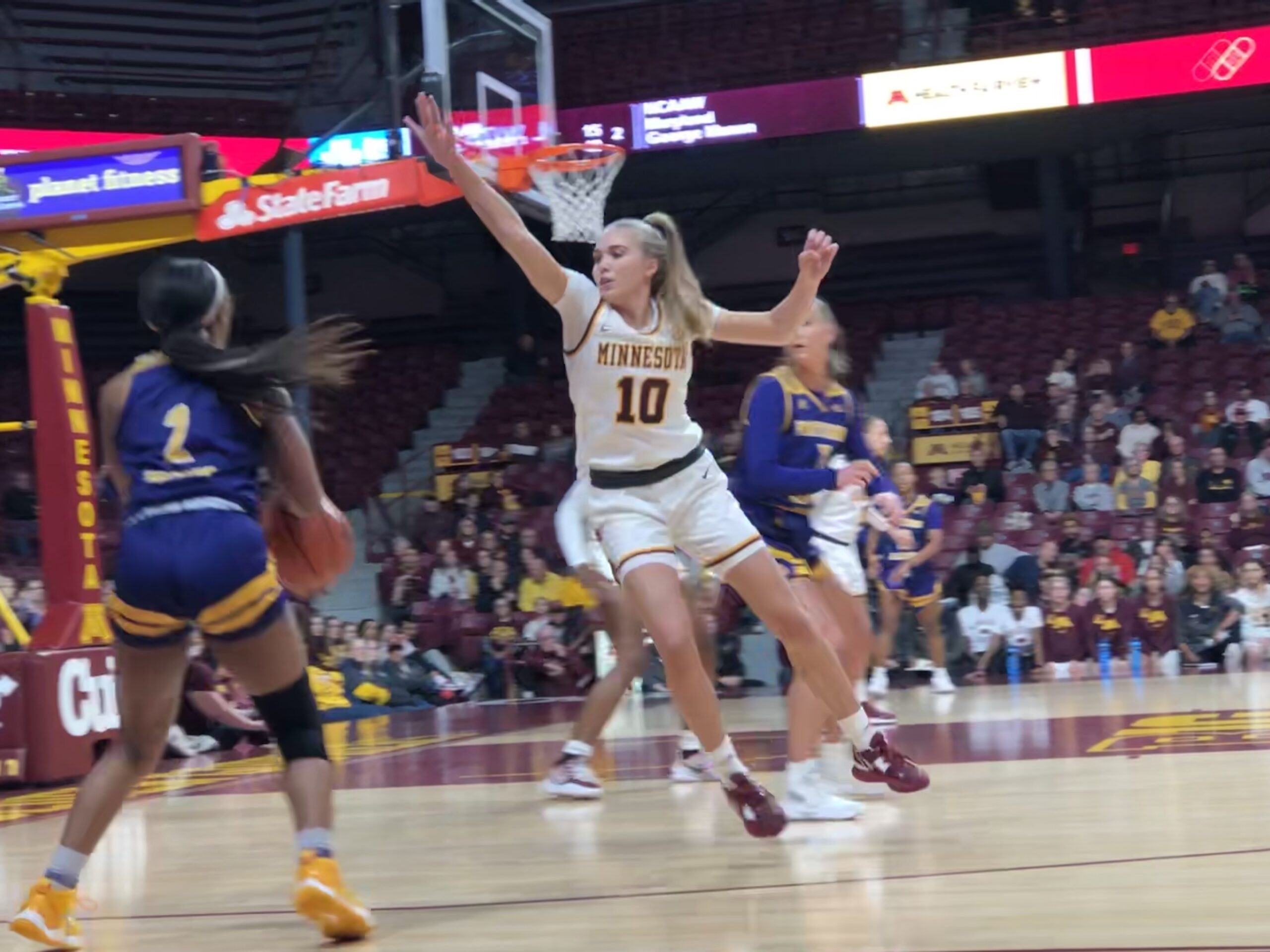 Mara Braun closes out on a would-be shooter during Minnesota's opening game against Western Illinois on Nov. 7, 2022. (Howard Megdal photo)