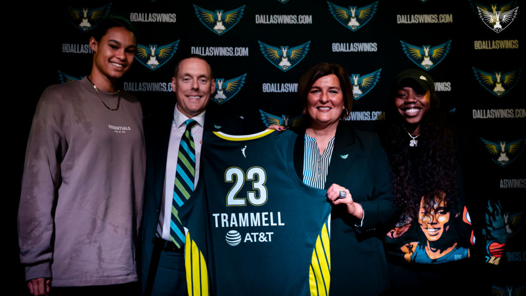 Satou Sabally, Greg Bibb, Latricia Trammell and Arike Ogunbowale. (Photo via Dallas Wings)