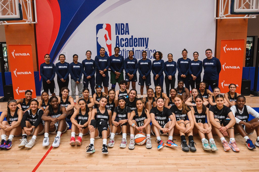 Players and staff at the 2023 NBA Academy Women's Camp Latin America pose for a photo.