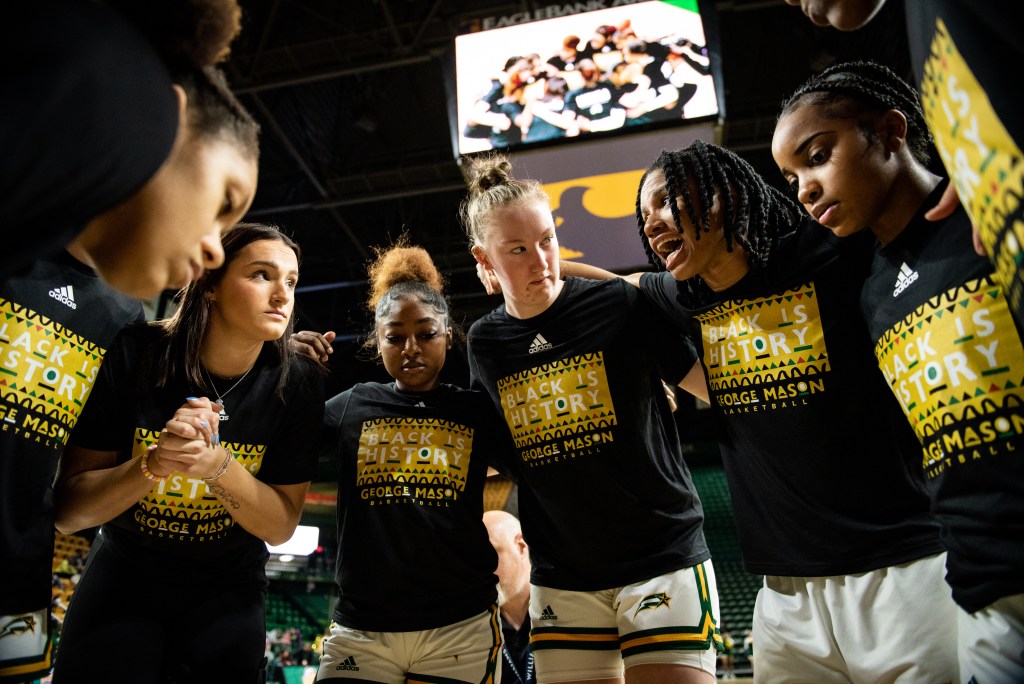 George Mason huddles up before its Jan. 16, 2023 matchup against <a rel=