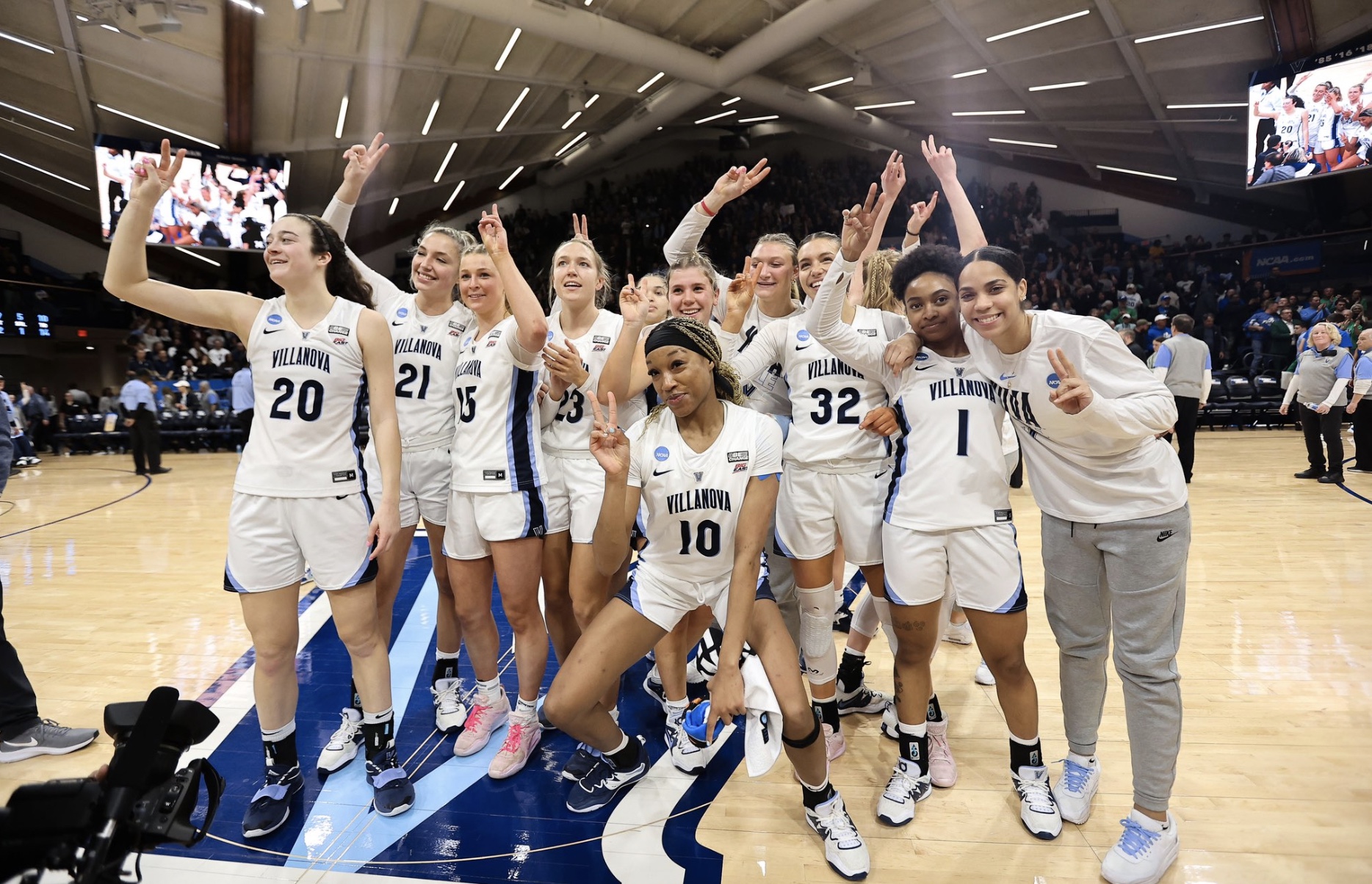 The Villanova women's basketball team poses for a photograph upon clinching a spot in the Sweet Sixteen of the 2023 NCAA Tournament. (Source / Villanova WBB Twitter)