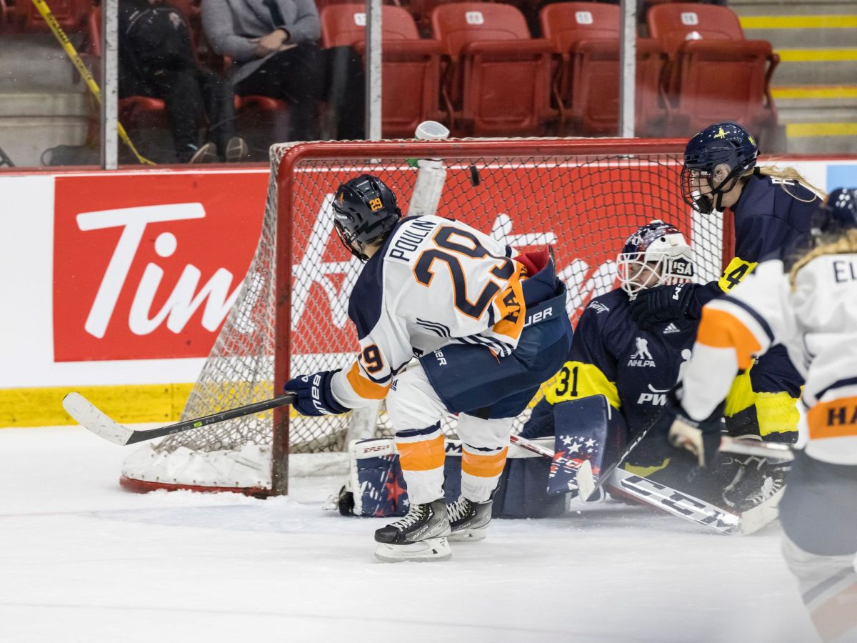 Marie-Philip Poulin scores