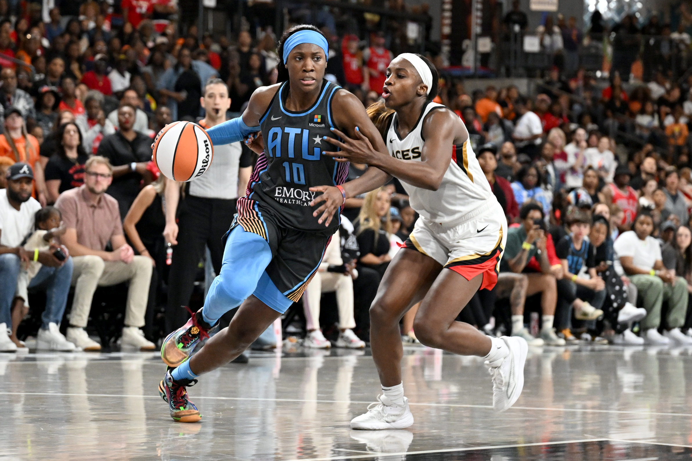 Rhyne Howard drives to the basket vs. the Las Vegas Aces