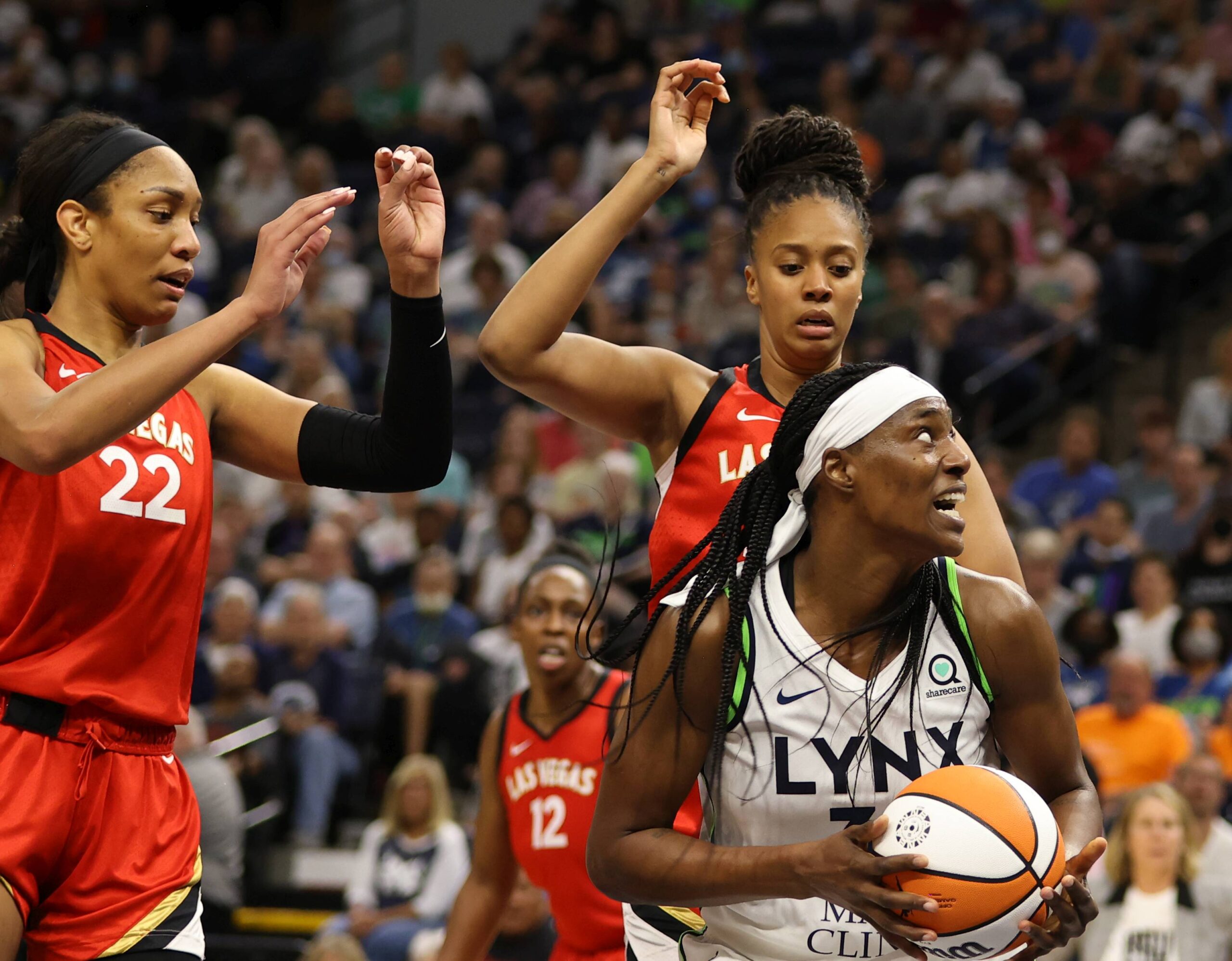 Iliana Rupert defends Sylvia Fowles in a game from the 2022 season