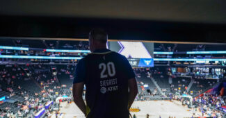 George Siegrist watches his daughter Maddy Siegrist play. (Photo via Dallas Wings)