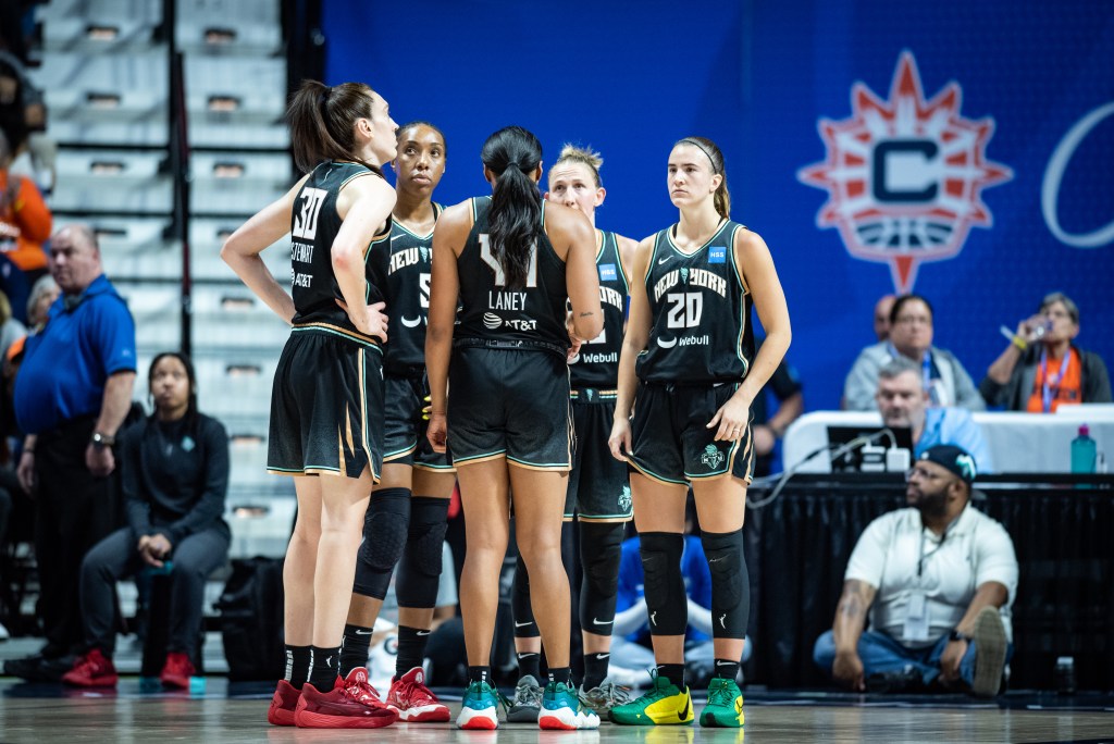 Breanna Stewart (30), Kayla Thornton (5) Betnijah Laney (44), Courtney Vandersloot (22) and Sabrina Ionescu (20) huddle together against the Connecticut Sun on August 24, 2023 at Mohegan Sun Arena. Photo Credit: Domenic Allegra
