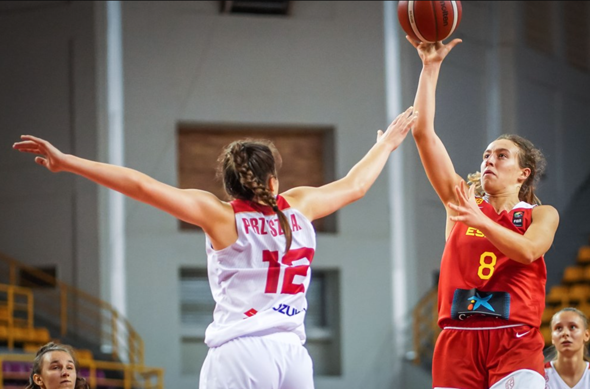 Spain's Alicia Flórez shooting a floater in FIBA U18 contest.