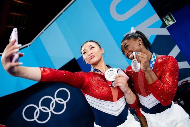 Sunisa Lee, left, and Simone Biles at the Tokyo Olympics showing off their silver medals