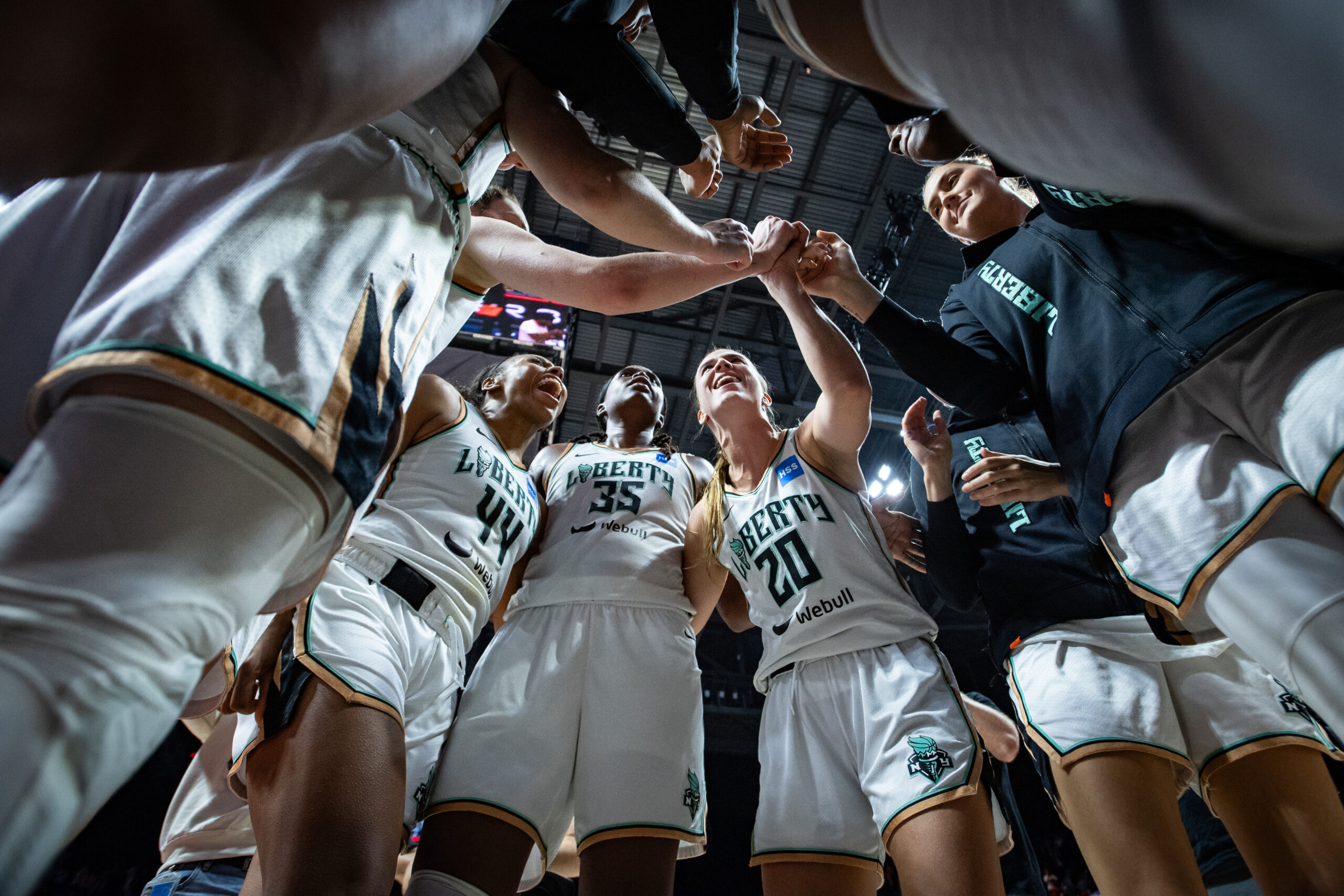 Sabrina Ionescu (20), Jonquel Jones (35), Betnijah Laney (44) and the rest of the Liberty huddle.