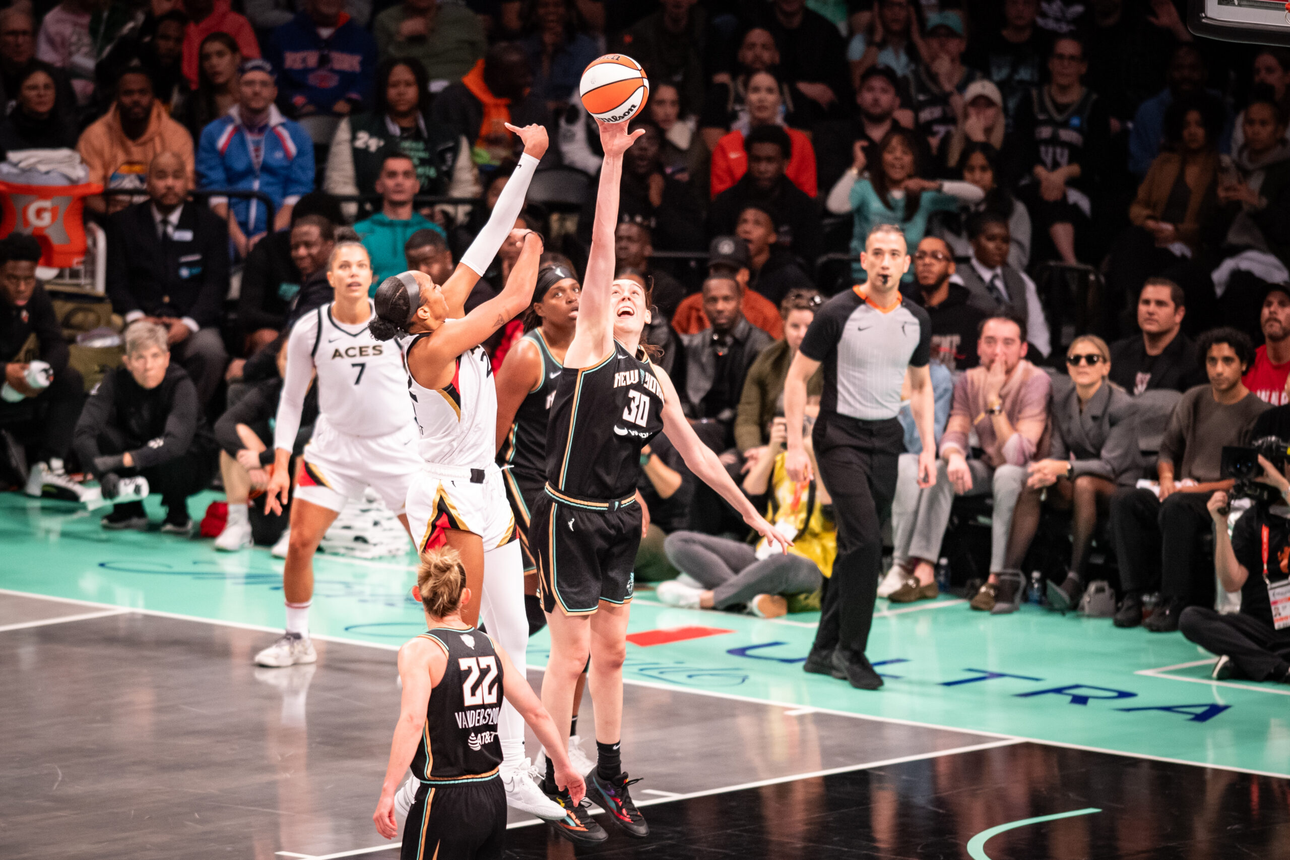 Breanna Stewart and A'ja Wilson battle for the ball.