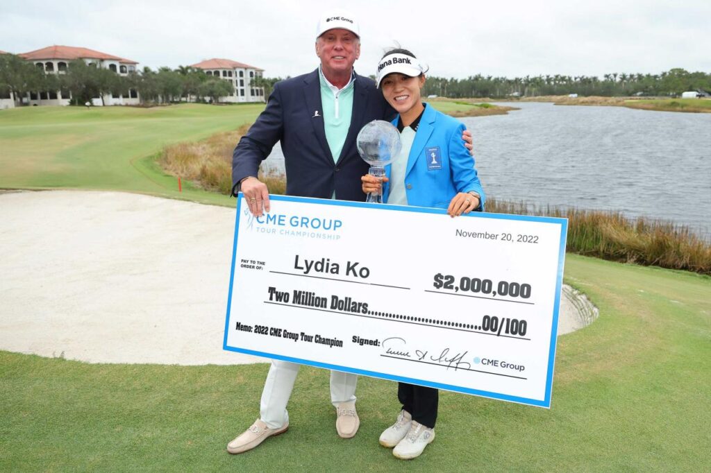 Lydia Ko poses with CME Group CEO Terry Duffy and the winner's check after winning the 2022 CME Group Tour Championship. (Michael Reaves)