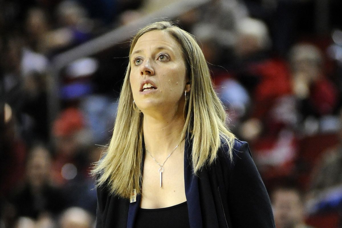 USC head coach Lindsay Gottlieb looks up