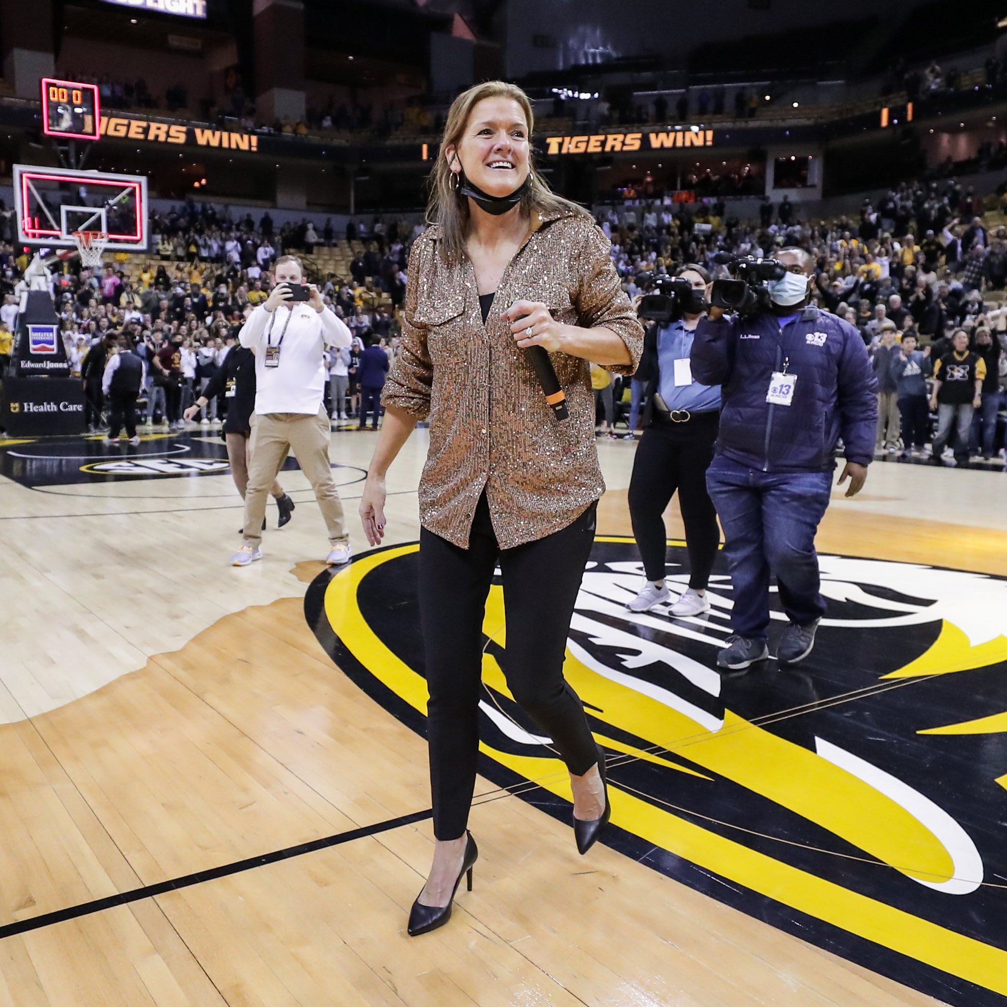 Mizzou head coach Robin Pingeton walks by the halfcourt logo