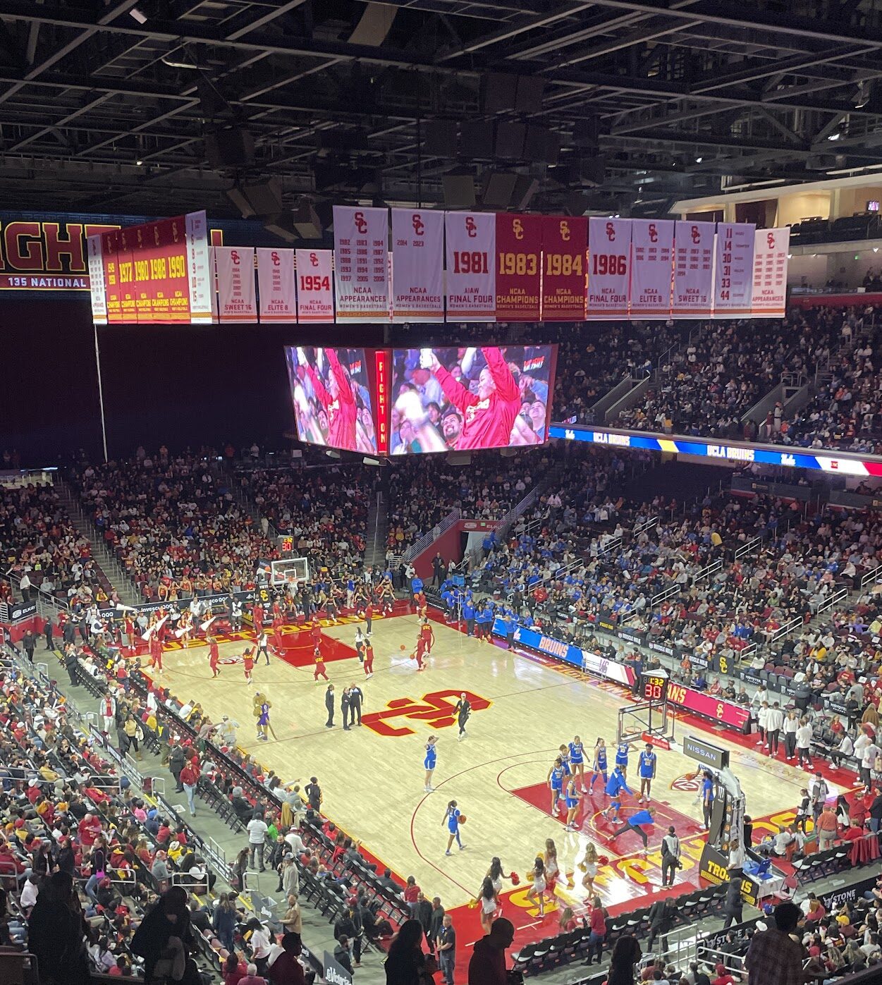 USC's Galen Center fills up ahead of Sunday's cross-town matchup.