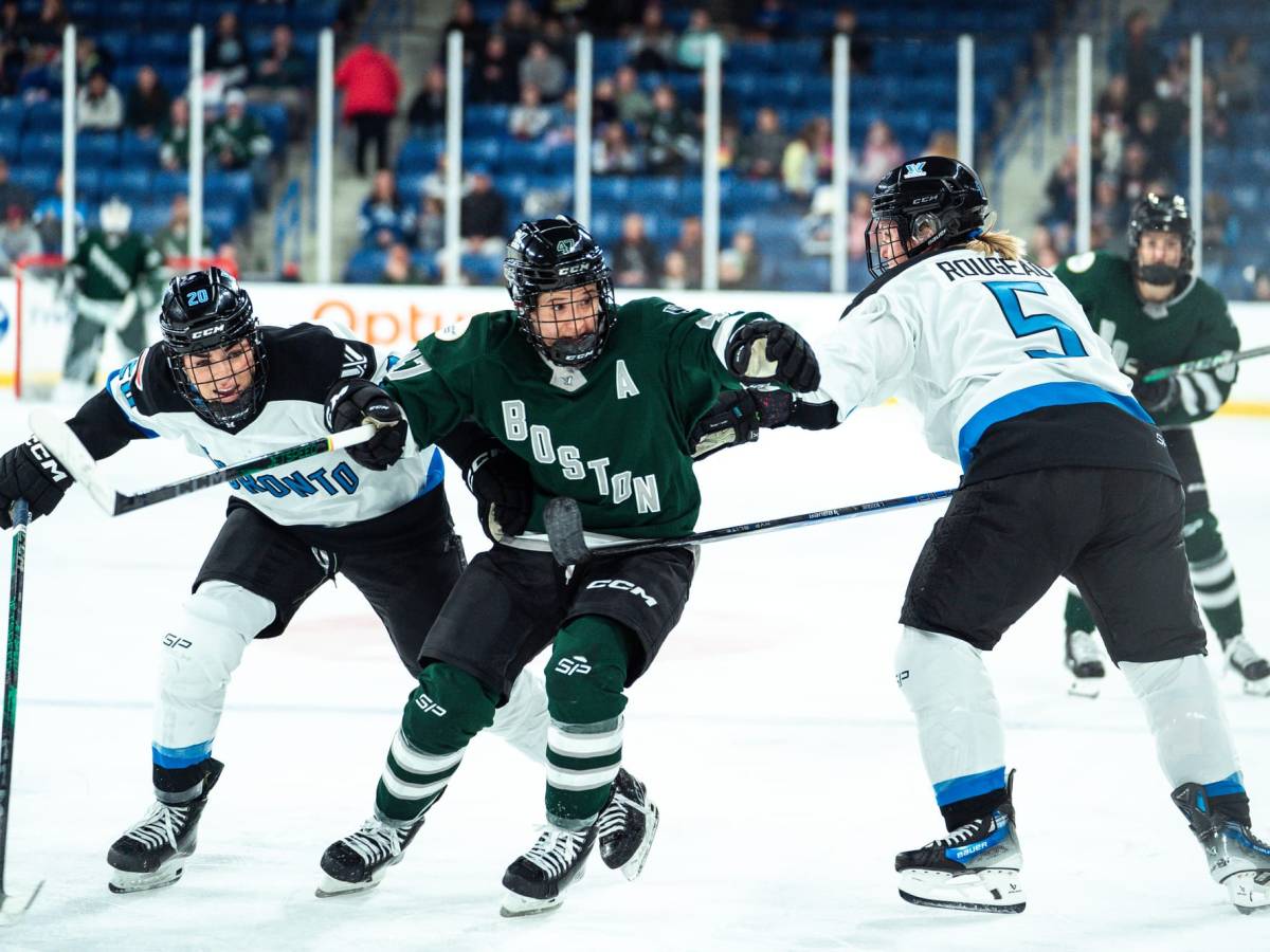 Jamie Lee Rattray, wearing a green home uniform, battles for positioning with Toronto players wearing white away uniforms.