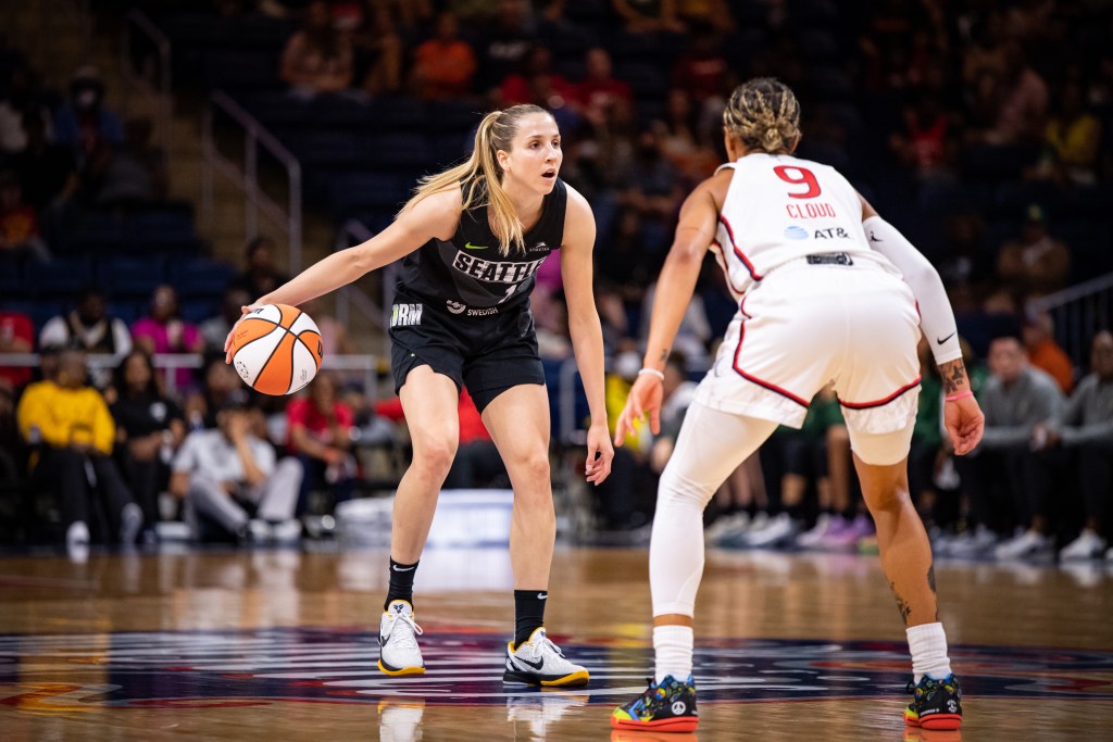 Ivana Dojkić dribbles while being defended