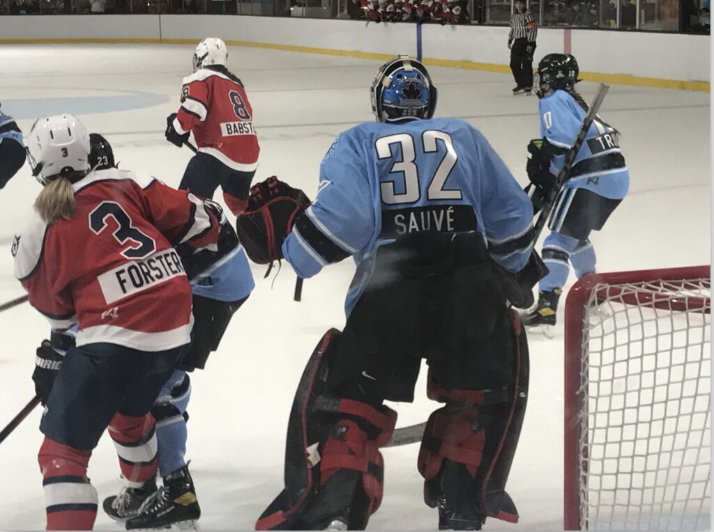 Kassidy Sauvé minds the net during a preseason game with the Buffalo Beauts.