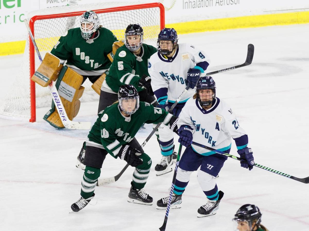 Hannah Brandt/Megan Keller (in green) battle with Alex Carpenter/Jessie Eldridge (in white) in front of Aerin Frankel.