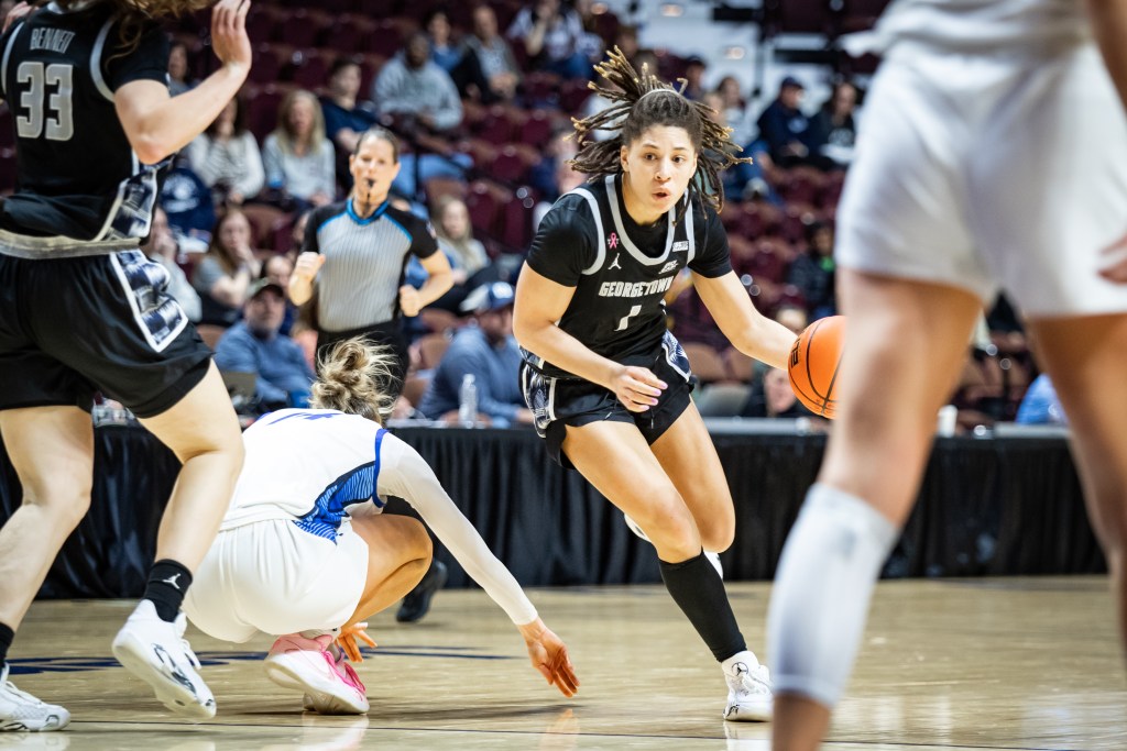 Kelsey Ransom dribbles through defenders