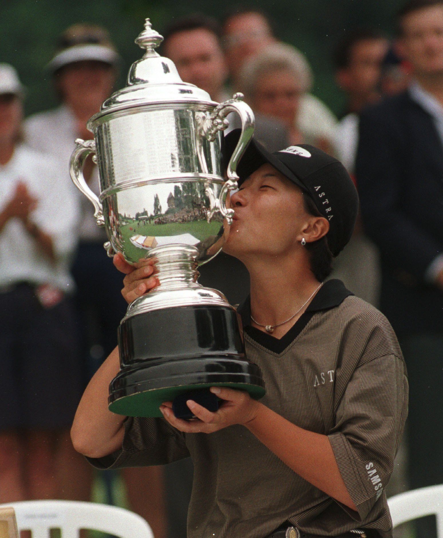 Seri Pak kisses the U.S. Women's Open trophy.