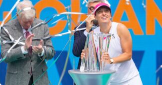 Iga Swiatek with her BNP Paribas Open trophy