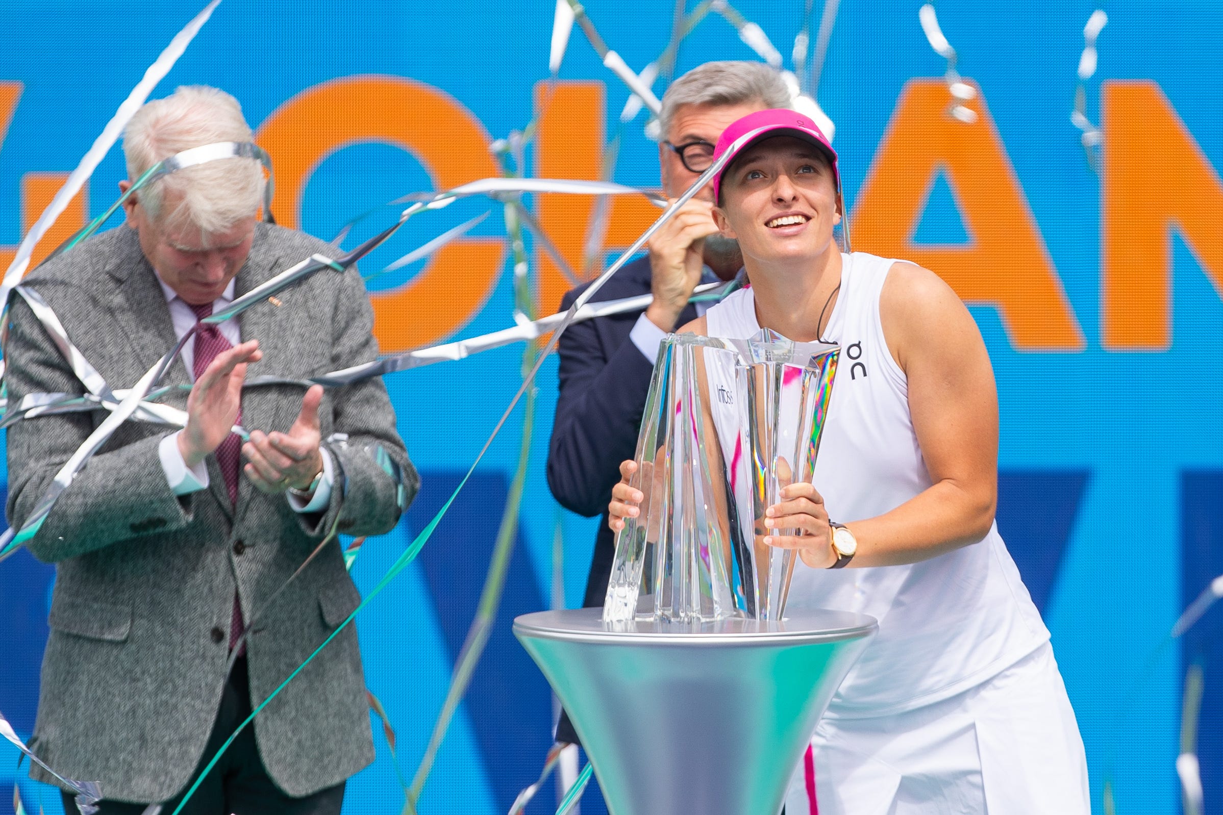 Iga Swiatek with her BNP Paribas Open trophy