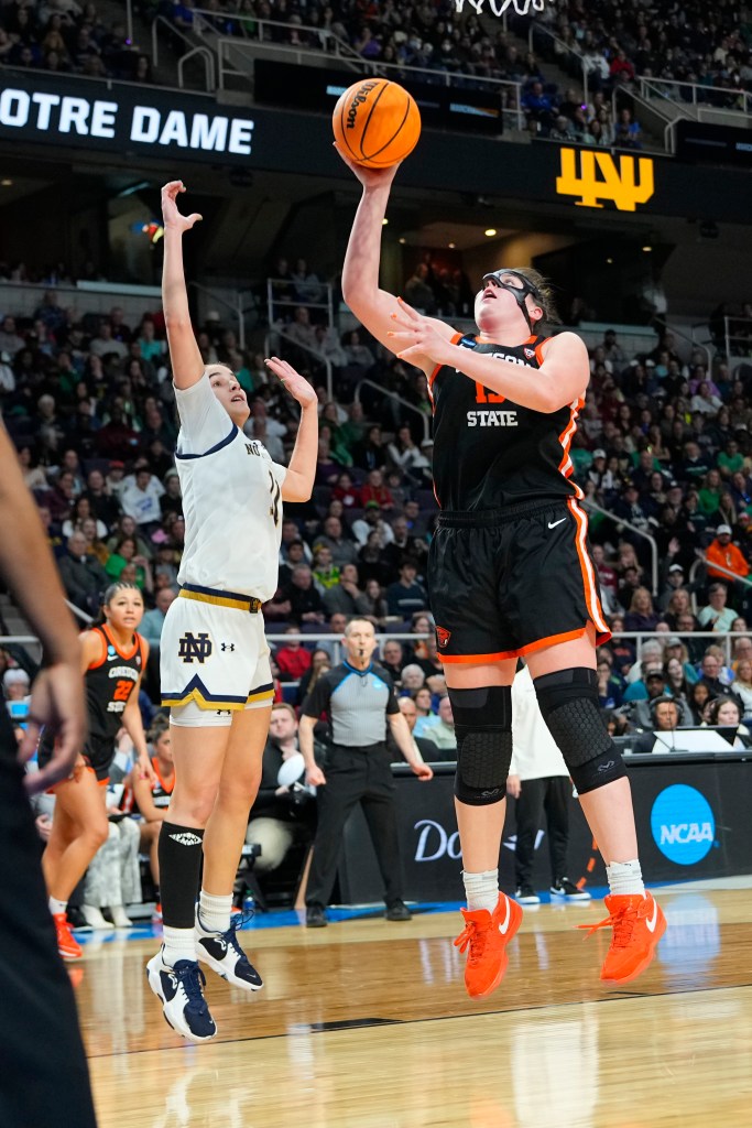 Oregon State's Raegan Beers drives to the basket