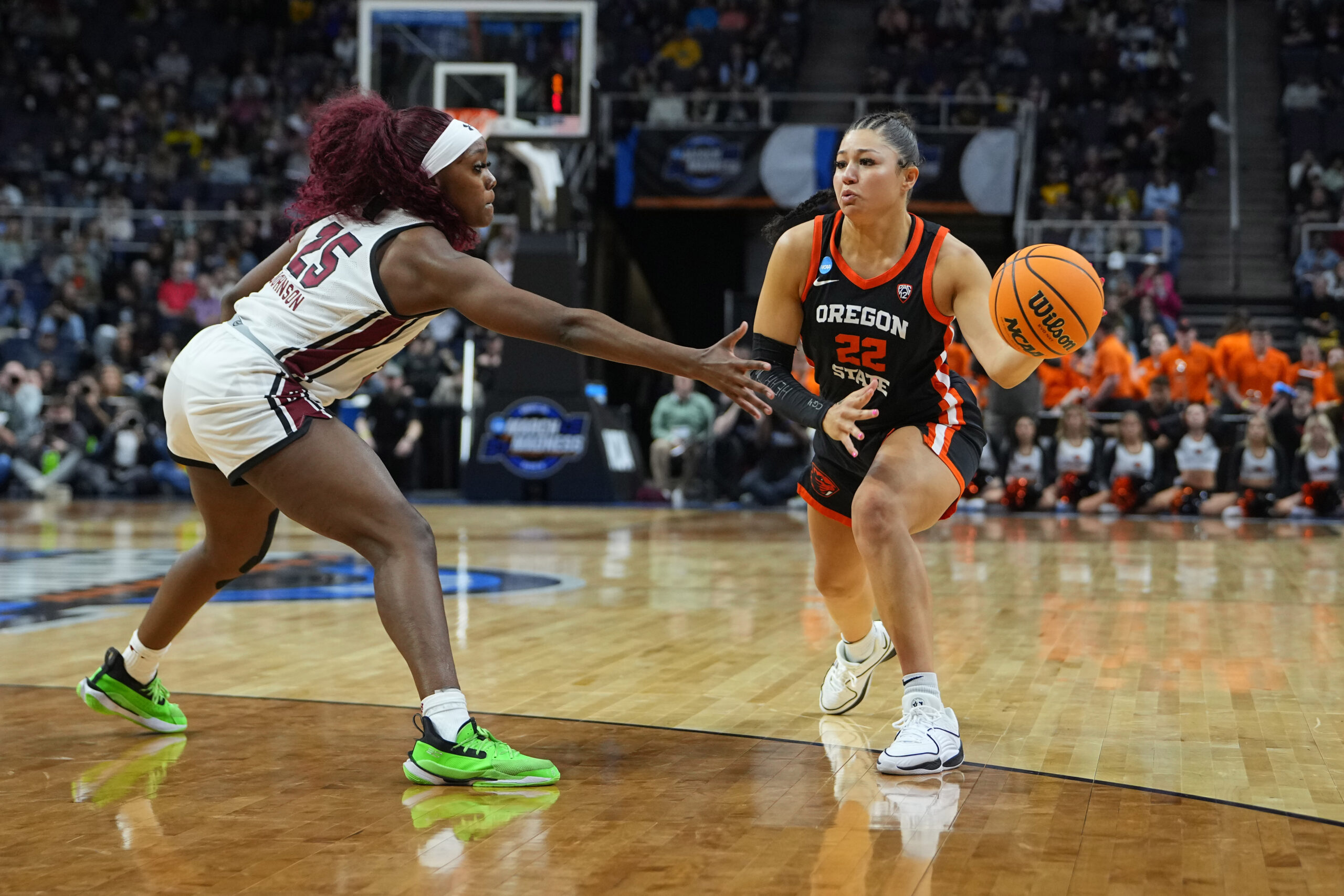 Oregon State guard Talia von Oelhoffen passes the ball past South Carolina defender Raven Johnson