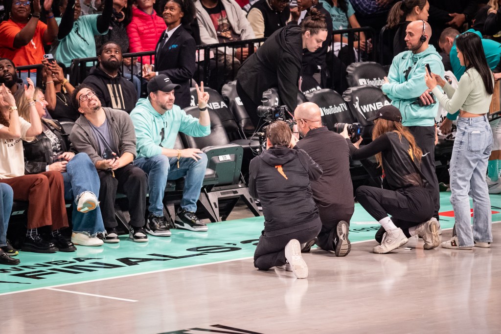 Jason Sudeikis smiles for the camera 