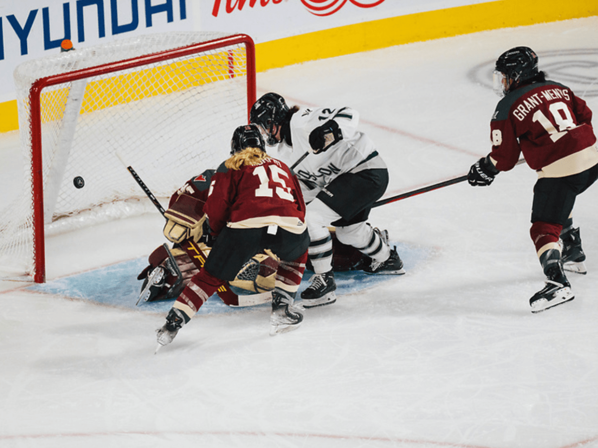 Wenczkowski powers the puck past Desbiens from the top of the crease. Two Montréal defenders are nearby.