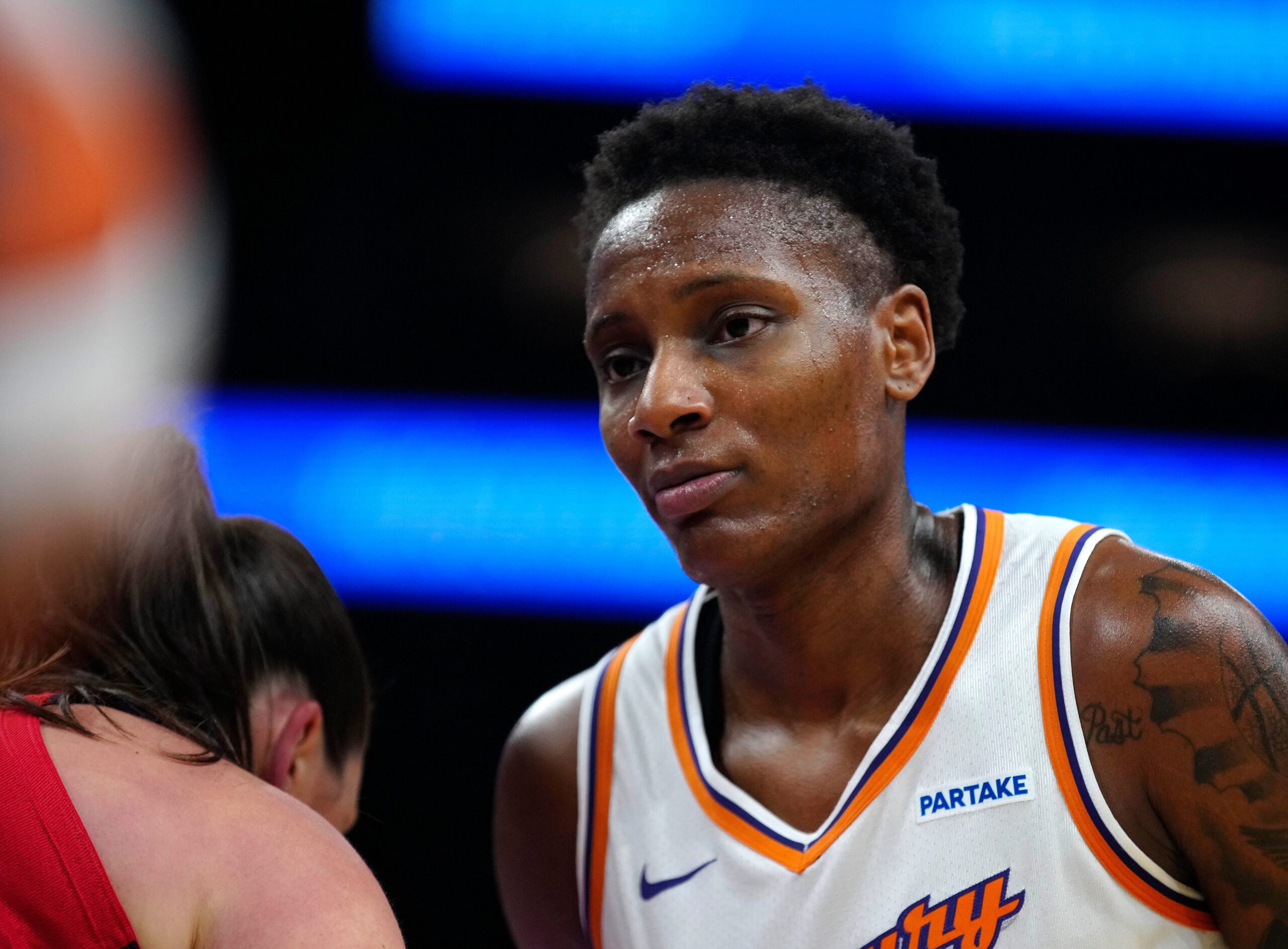 Mercury center Natasha Mack (4) lines up for an inbound against Mystics center Stefanie Dolson (31)