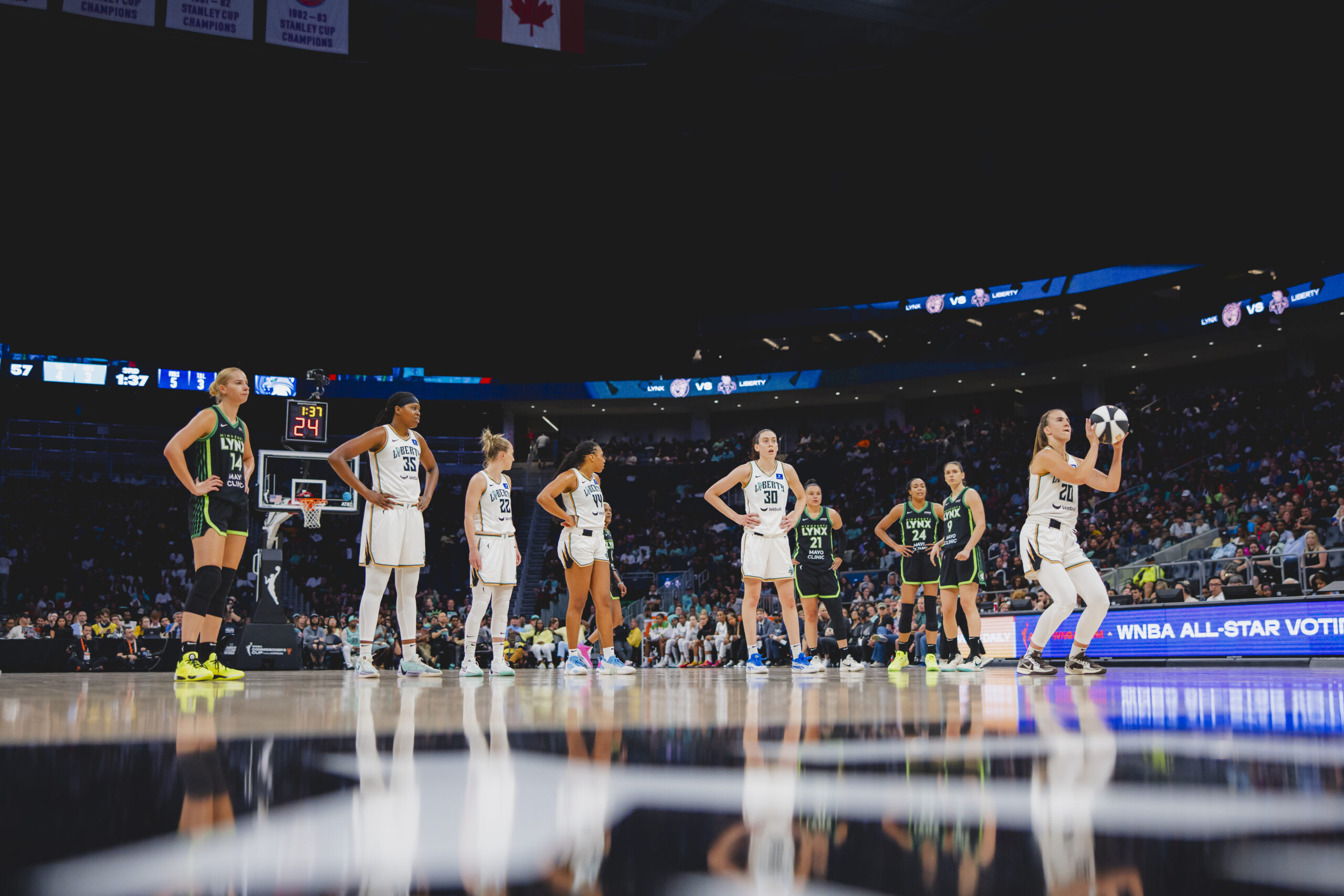New York Liberty players watch Sabrina Ionescu take a free throw