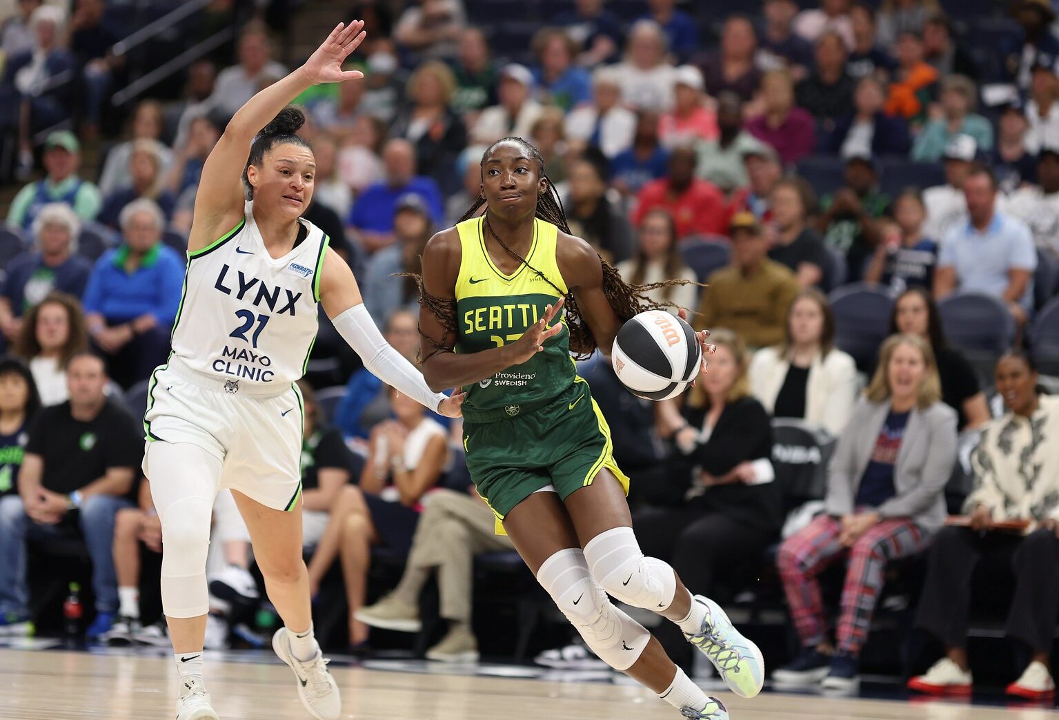 Ezi Magbegor drives against Kayla McBride