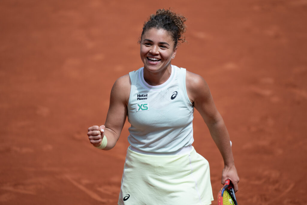 Jasmine Paolini fist pumps after making the quarterfinals of Roland Garros