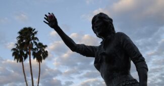A statue of Dinah Shore at the 18th hole of Mission Hills Country Club.