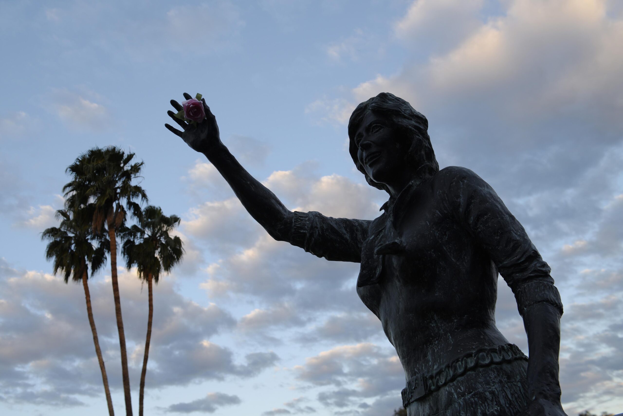 A statue of Dinah Shore at the 18th hole of Mission Hills Country Club.