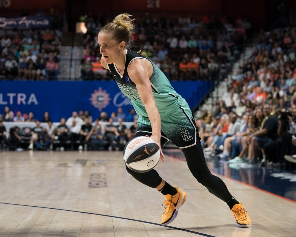 Leonie Fiebich dribbles the ball near the 3-point line with her left hand.